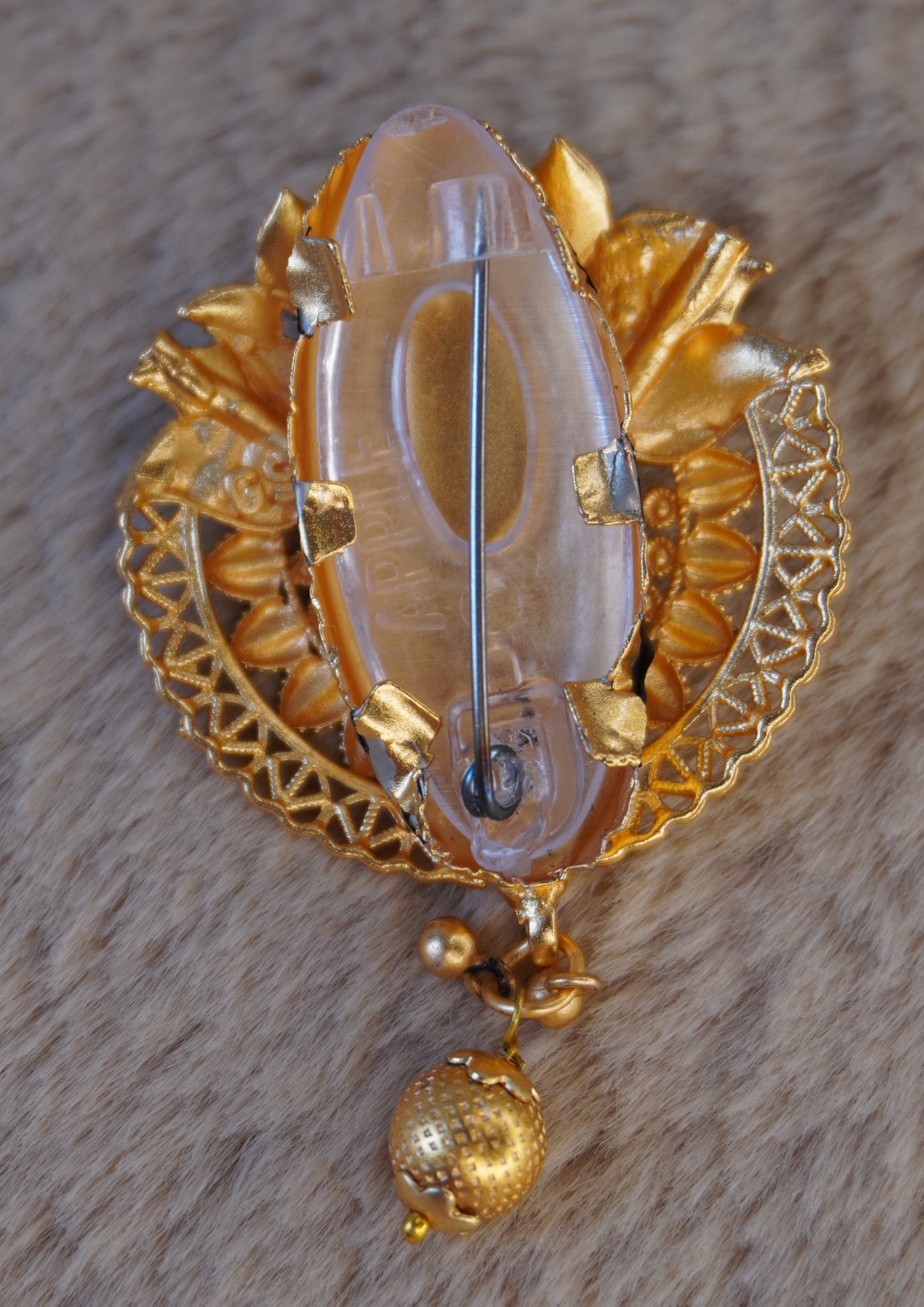 Avni's saree pin