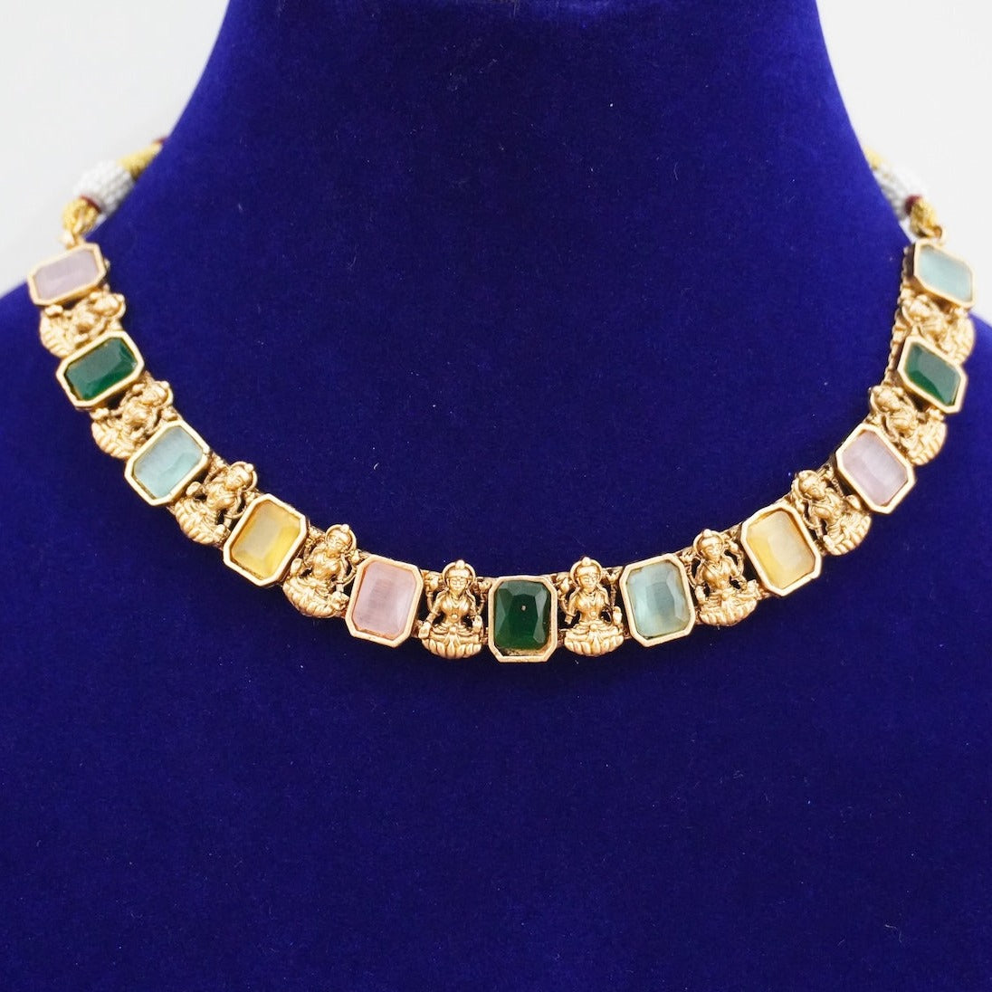 HUE Antique AD Temple Short Necklace Set