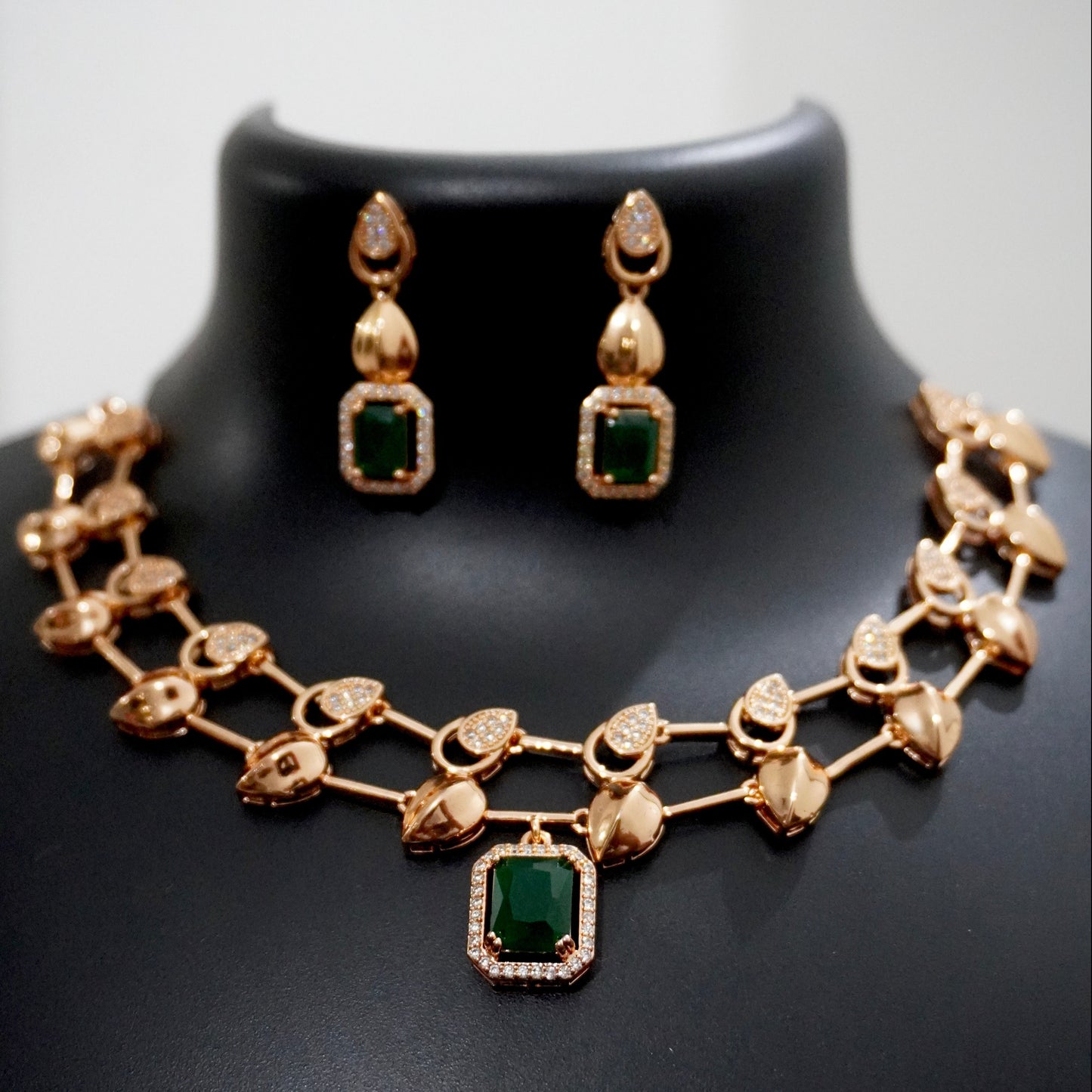 stylish ad necklace set