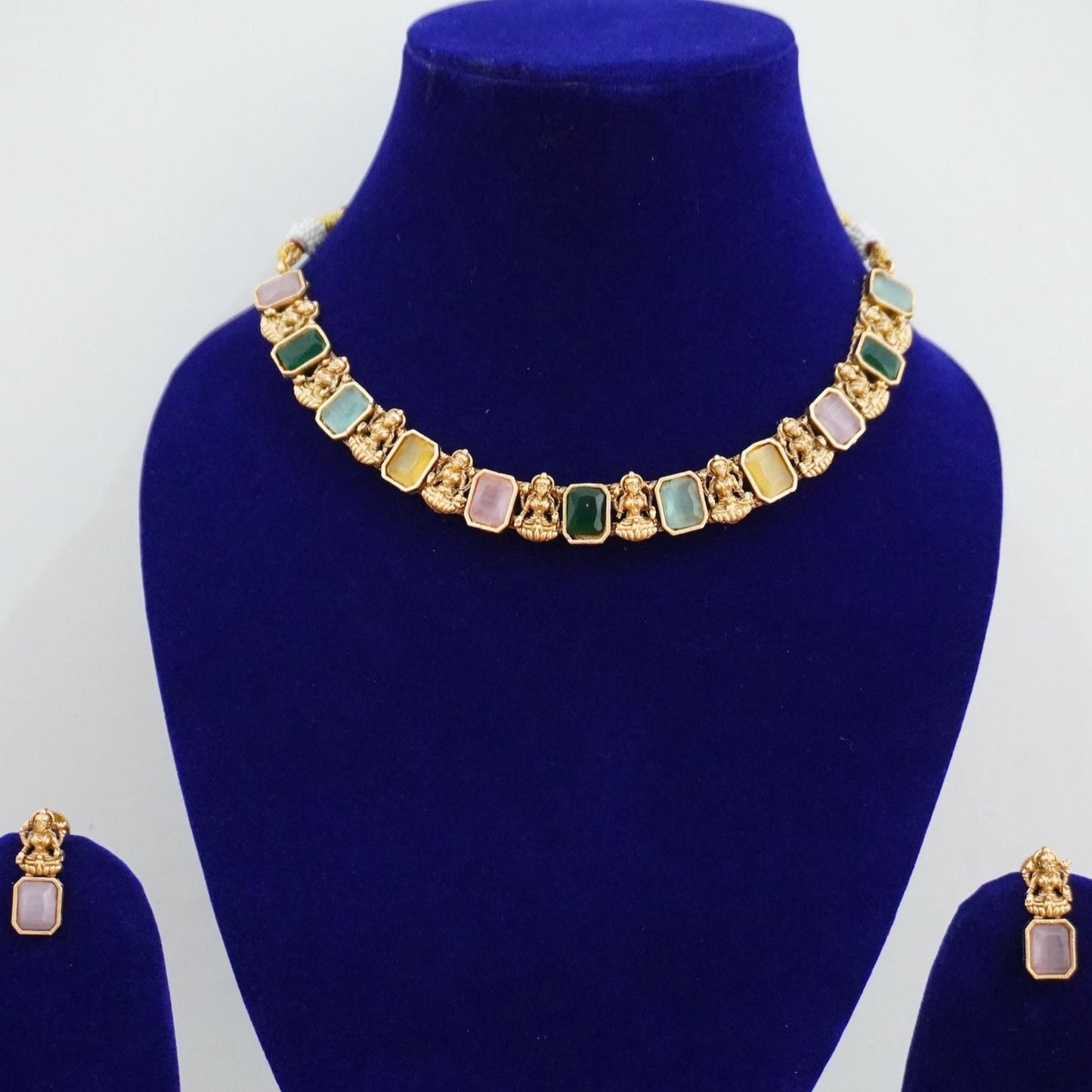 HUE Antique AD Temple Short Necklace Set