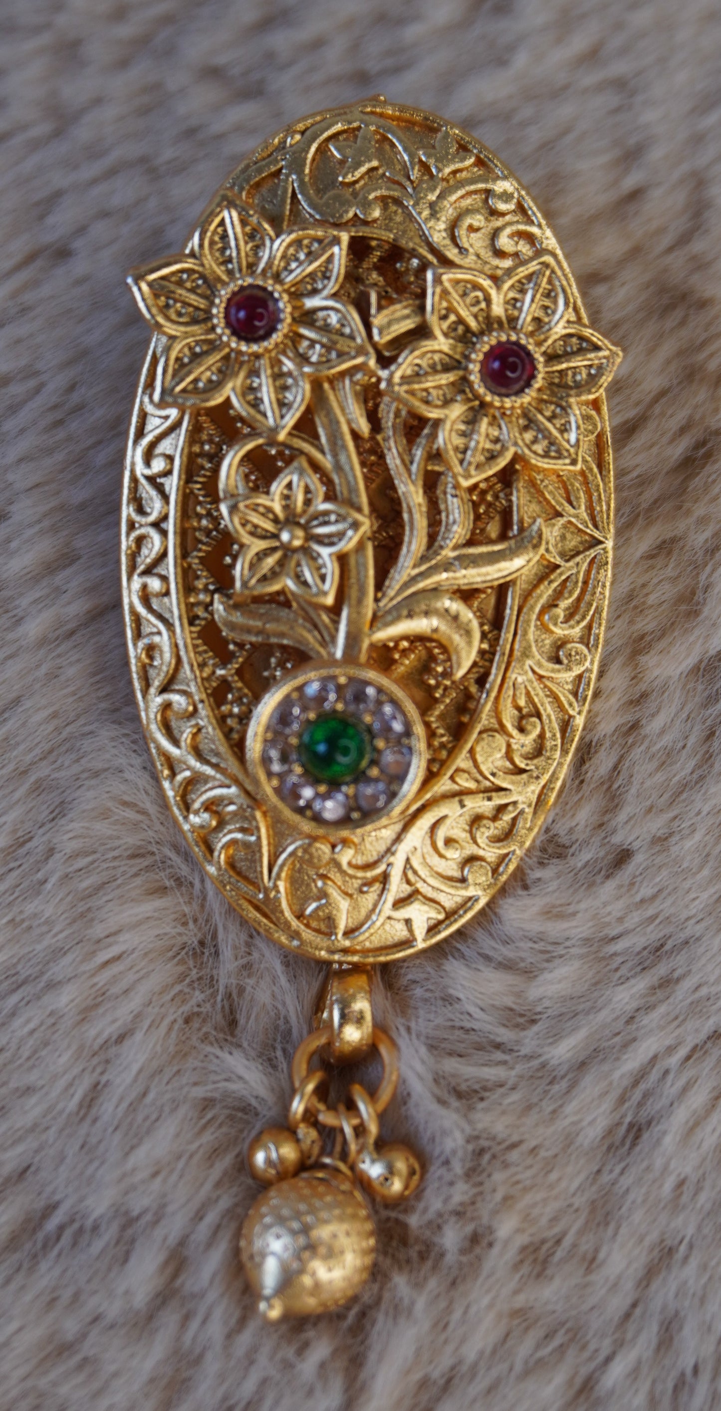 Nayra's saree pin
