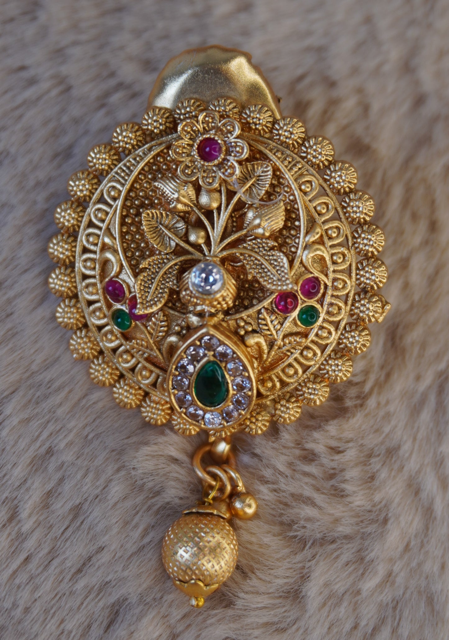 Shristhi's saree pin