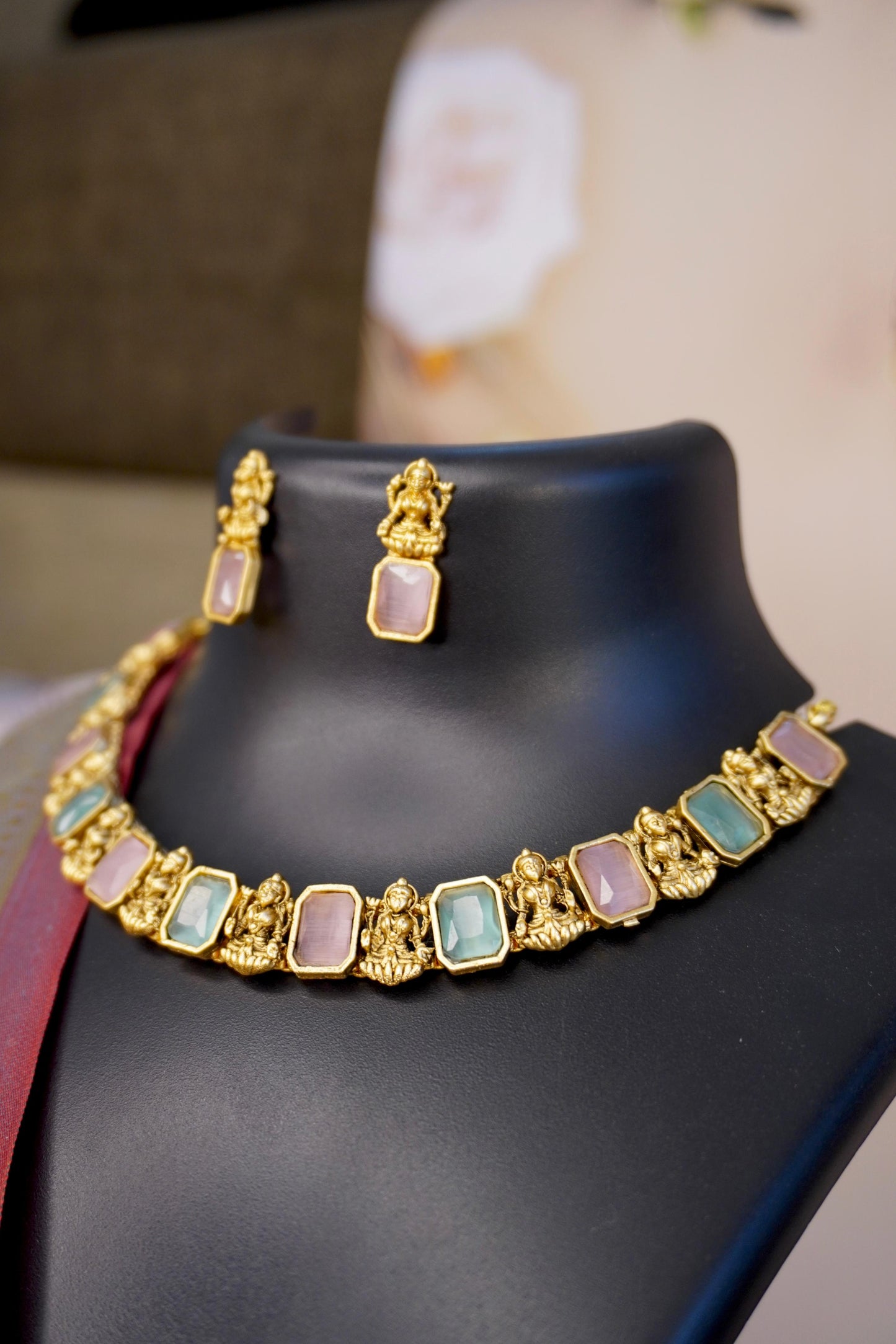 HUE Antique AD Temple Short Necklace Set