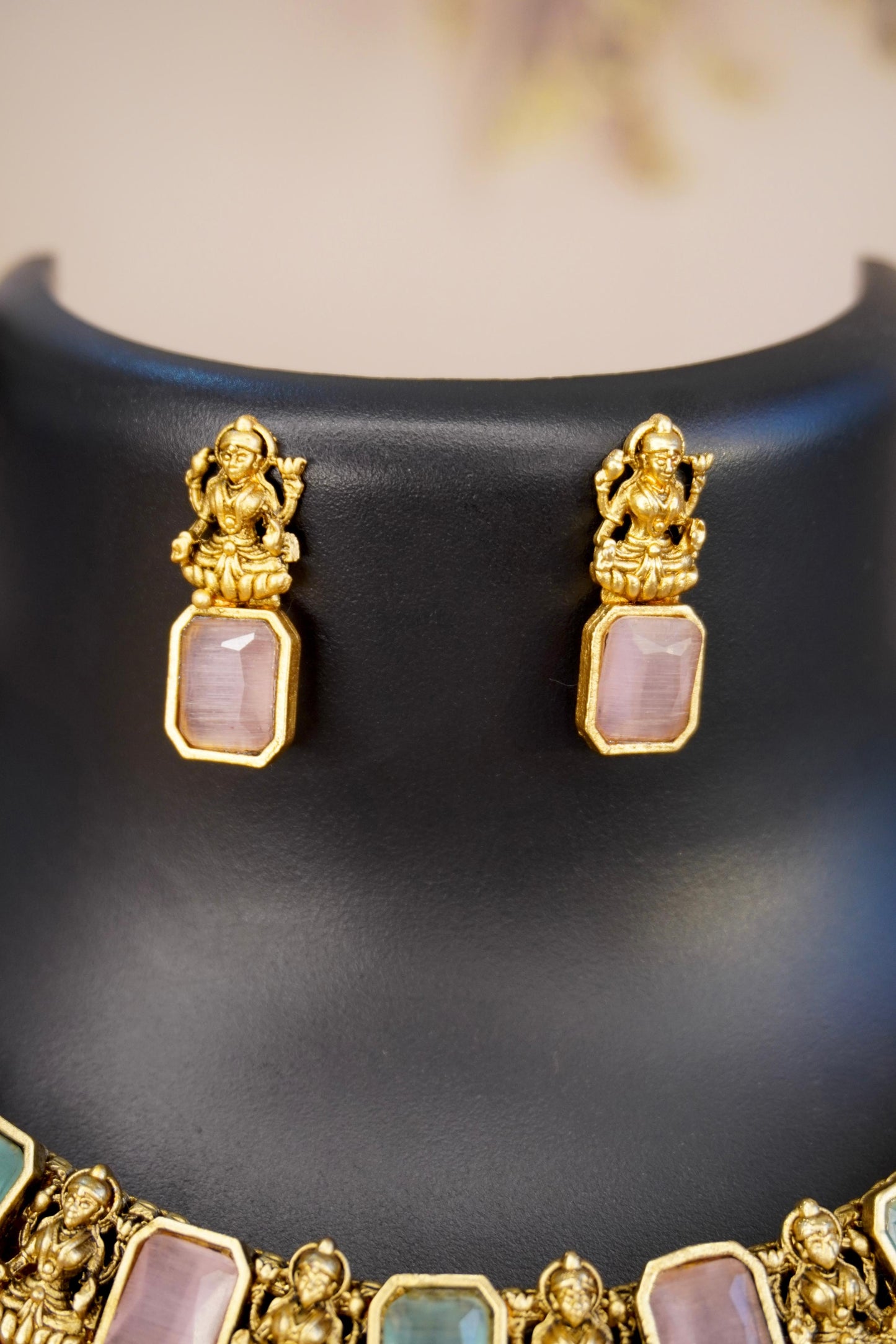 HUE Antique AD Temple Short Necklace Set