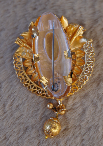 Avni's saree pin