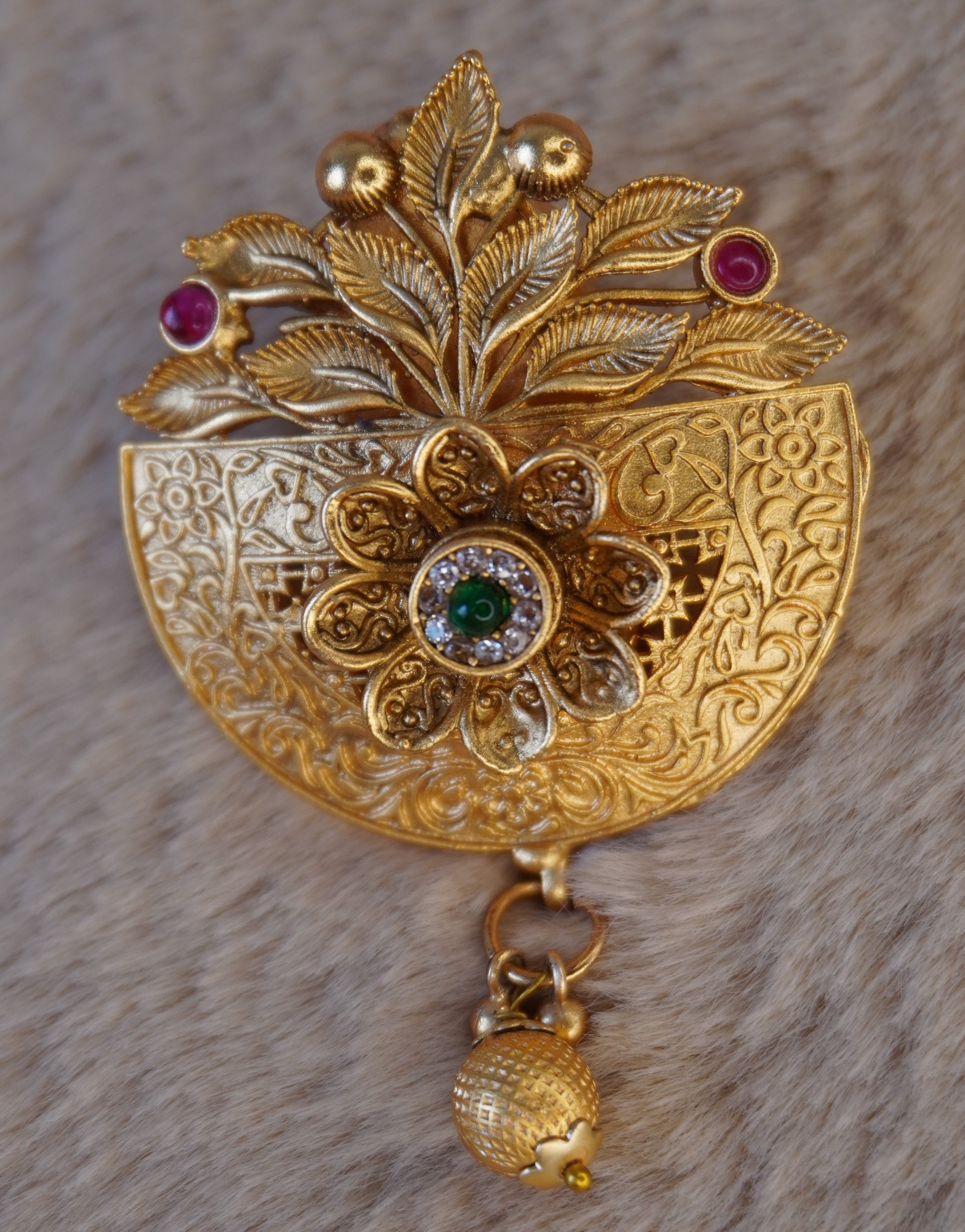 Avni's saree pin