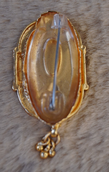 Yashi's saree pin