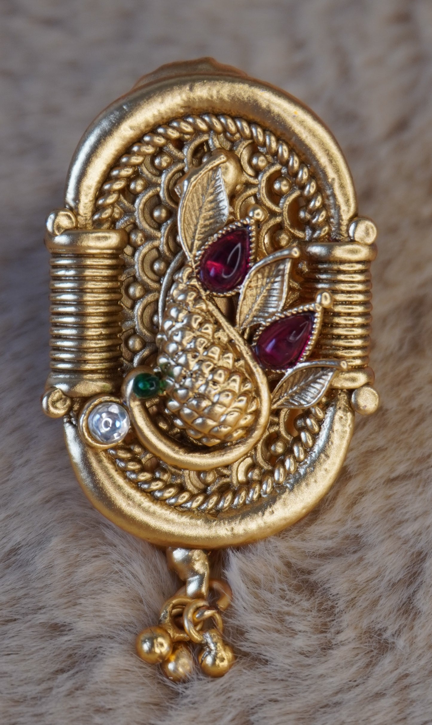 Yashi's saree pin